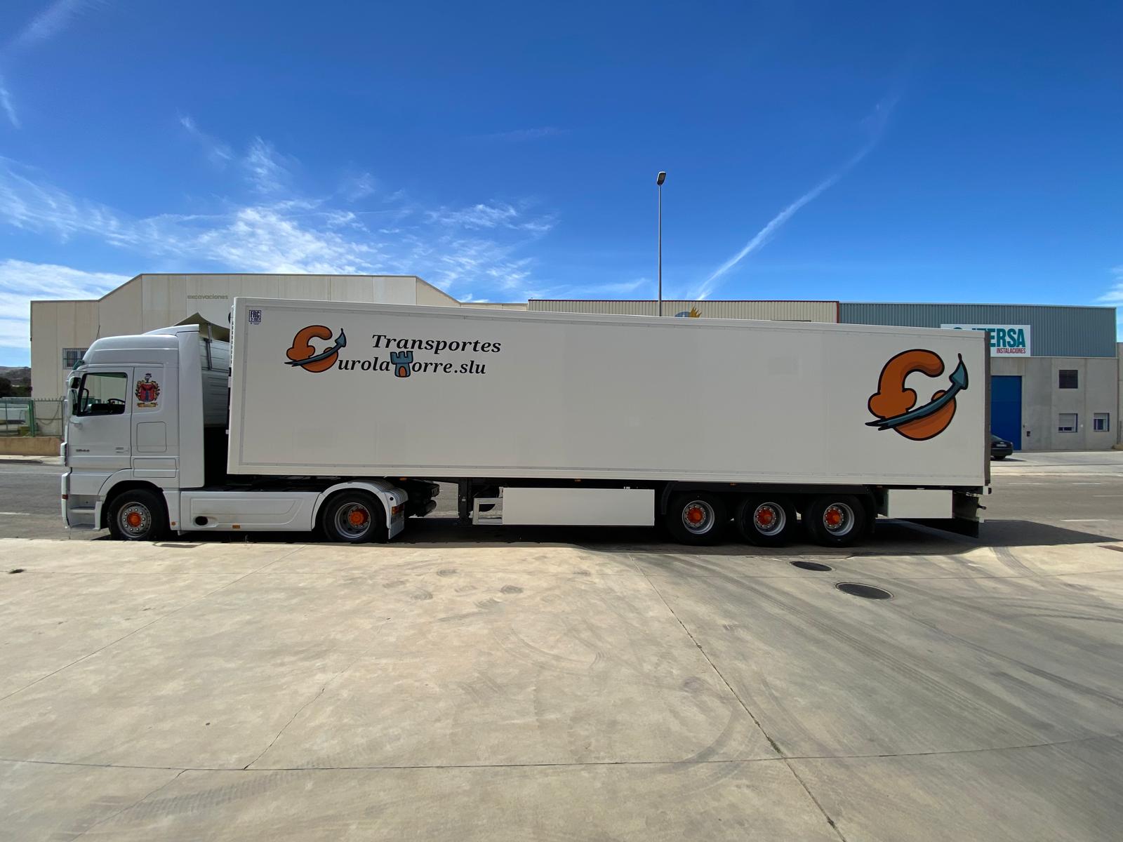 Camion blanco con logo de transportes eurolatorre